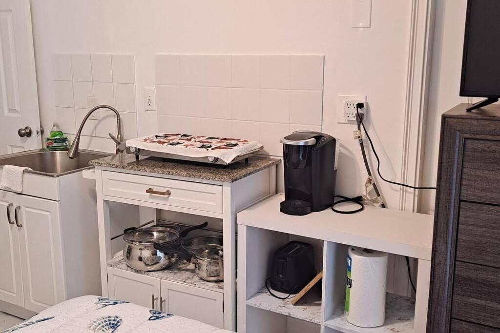 Brand New Studio Apartment Веро Бийч Екстериор снимка